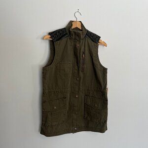 Roots Canada. Utility Vest. Olive Green Color. Size Medium. NWT. Womens.